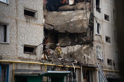рятувальники третій день розбирають завали, російський обстріл у Сумах
