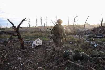Командир підрозділу 3-ї ДШБ проходить повз тіло загиблого російського військового в Андріївці