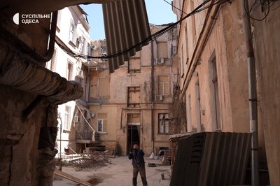 Власниця пошкодженої внаслідок удару РФ квартири намагається зберегти історичну спадщину