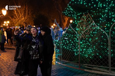 У центрі Одеси відкрили новорічну ялинку