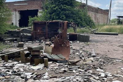Побита техніка та розкидане військове устаткування російських окупантів у Кам'янці Побита техніка та розкидане військове устаткування російських окупантів у Кам'янці
