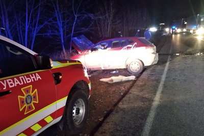 На Франківщині зіткнулися три автомобілі. Травмувалися четверо людей, серед них — дитина На Франківщині зіткнулися три автомобілі. Травмувалися четверо людей, серед них — дитина