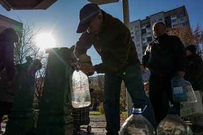 Київ без води. Біля бюветів утворилися черги Київ без води. Біля бюветів утворилися черги
