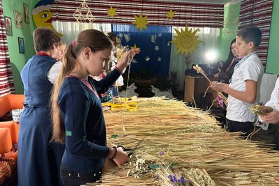 "Символ Рідзва" — у громаді на Житомирщині ліцеїстів навчали плести солом'яні дідухи "Символ Рідзва" — у громаді на Житомирщині ліцеїстів навчали плести солом'яні дідухи