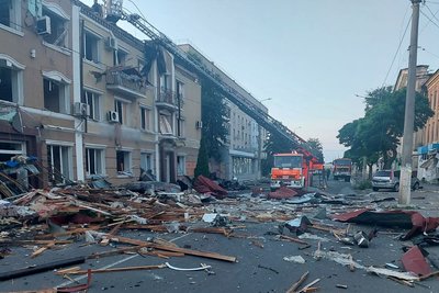 Атаки дронами та РСЗВ: які наслідки ударів по готелю та "Бетонмашу" у Слов'янську Атаки дронами та РСЗВ: які наслідки ударів по готелю та "Бетонмашу" у Слов'янську