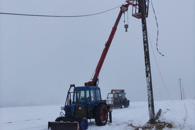 Майже 13 тисяч споживачів залишаються без світла через негоду