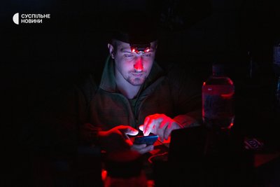 Командир артилерійського розрахунку планує роботу при світлі ліхтарика