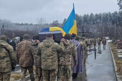 У Житомирі провели в останню путь військового Дениса Колодніцького У Житомирі провели в останню путь військового Дениса Колодніцького