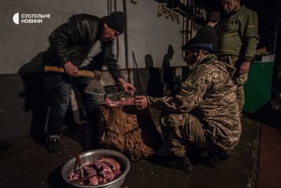 Капелани разом із бійцями та місцевими чоловіками, які наглядають за мечеттю у Костянтинівці, розробляють м’ясо для майбутньої страви. Її зранку Мурад з командою відвезуть військовослужбовцям у Бахмут. Донеччина, грудень 2022 року. Капелани разом із бійцями та місцевими чоловіками, які наглядають за мечеттю у Костянтинівці, розробляють м’ясо для майбутньої страви. Її зранку Мурад з командою відвезуть військовослужбовцям у Бахмут. Донеччина, грудень 2022 року.