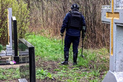 Сапер обстежує кладовище на Донеччині Сапер обстежує кладовище на Донеччині