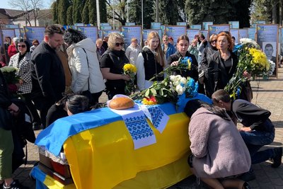 "Був сиротою, мріяв про свою сім’ю": на Рівненщині попрощалися з 20-річним солдатом Валентином Лукіним "Був сиротою, мріяв про свою сім’ю": на Рівненщині попрощалися з 20-річним солдатом Валентином Лукіним