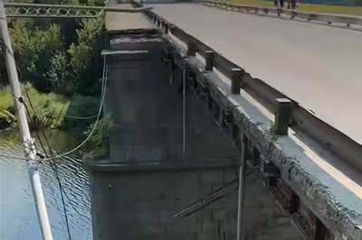 У Коростишеві обвалилася частина мосту — мікрорайон залишився без доступу до центру міста У Коростишеві обвалилася частина мосту — мікрорайон залишився без доступу до центру міста