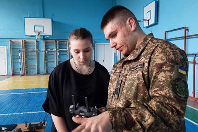 Нацгвардійці провели для учнів хмельницького ліцею №2 урок із захисту Вітчизни Нацгвардійці провели для учнів хмельницького ліцею №2 урок із захисту Вітчизни