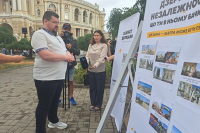 В Одесі біля оперного театру відкрили інсталяцію "Дзеркало Незалежності"