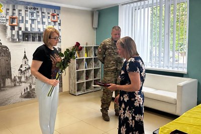 В Житомирі родинам полеглих захисників передали відомчі нагороди воїнів В Житомирі родинам полеглих захисників передали відомчі нагороди воїнів