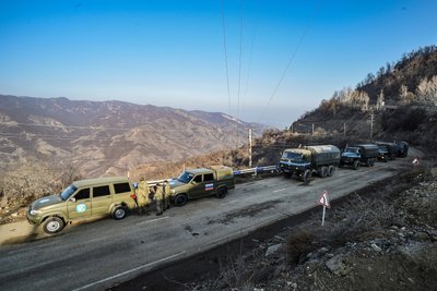 Російські так звані миротворці в Лачинському коридорі у Нагірному Карабасі Російські так звані миротворці в Лачинському коридорі у Нагірному Карабасі