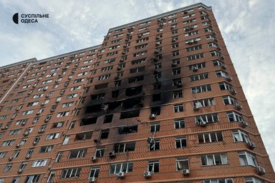 "Він наближався рівно до будинку": фото пошкодженої багатоповерхівки після атаки дронів на Одесу "Він наближався рівно до будинку": фото пошкодженої багатоповерхівки після атаки дронів на Одесу