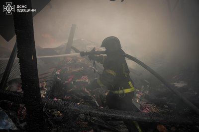 В Одесі горів склад з взуттям: пожежу гасили понад чотирьох годин В Одесі горів склад з взуттям: пожежу гасили понад чотирьох годин