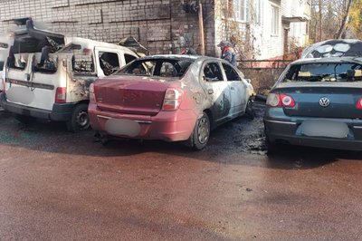 У Житомирі у дворі багатоповерхівки горіли 4 авто — що трапилося У Житомирі у дворі багатоповерхівки горіли 4 авто — що трапилося