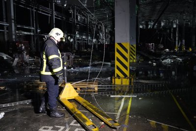 Рятувальник в Новій пошті в Коротичі після ракетного удару