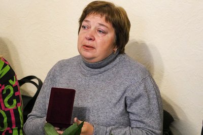 У Житомирі чотирьом родинам полеглих воїнів передали нагороди захисників У Житомирі чотирьом родинам полеглих воїнів передали нагороди захисників