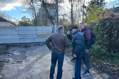 В Житомирі на місці проїзду до багатоповерхівки збудували бетонну стіну — місцеві жителі виступили проти В Житомирі на місці проїзду до багатоповерхівки збудували бетонну стіну — місцеві жителі виступили проти
