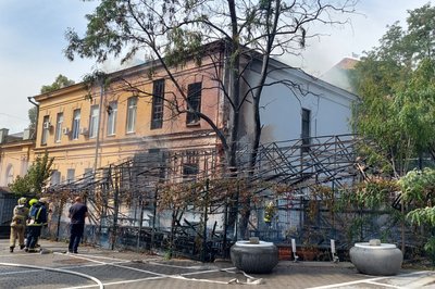 Загоряння літнього майданчика ресторану та Будинку архітектора в Харкові, 1 вересня 2023 року. Фото: Олександра Новосел/Суспільне Харків