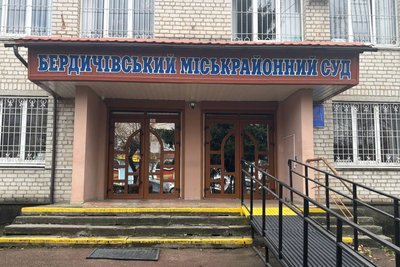 У Бердичеві на Житомирщині двоє із трьох суддів у справі про підпал автомобілів заявили про самовідвід: що відомо У Бердичеві на Житомирщині двоє із трьох суддів у справі про підпал автомобілів заявили про самовідвід: що відомо