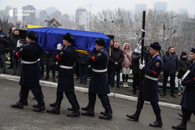 Похоронна процесія на Байковому кладовищі для церемонії поховання, Київ, 21 січня 2023 року.