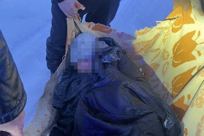 Лежала на льоду і не могла вибратися: на річці Стир на Волині врятували жінку Лежала на льоду і не могла вибратися: на річці Стир на Волині врятували жінку