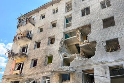 Багатоповерхівка в Ізюмі, в яку вранці 19 липня 2026 року влучив російський "Шахед" Багатоповерхівка в Ізюмі, в яку вранці 19 липня 2026 року влучив російський "Шахед"