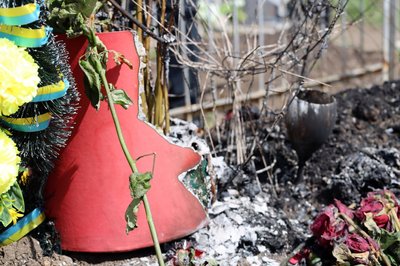 Наслідки пожежі на могилі військового у Змієві, 13 квітня 2026 року Наслідки пожежі на могилі військового у Змієві, 13 квітня 2026 року