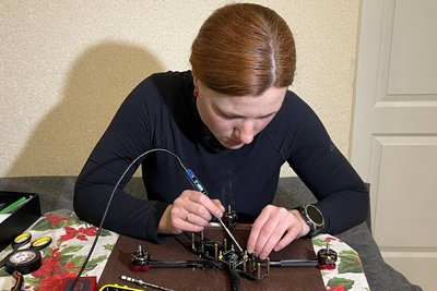 "Я роблю дрони, бо хочу додому" — переселенка Ірина з Запорізької області "Я роблю дрони, бо хочу додому" — переселенка Ірина з Запорізької області