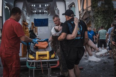 Допомога пораненим на місці ракетної атаки по Покровську, 7 серпня Допомога пораненим на місці ракетної атаки по Покровську, 7 серпня