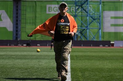 Ветеран Дмитро Бондаренко, який зробив перший символічний удар у матчі між "Металістом 1925" та "Епіцентром", Житомир, 16 травня 2026 року Ветеран Дмитро Бондаренко, який зробив перший символічний удар у матчі між "Металістом 1925" та "Епіцентром", Житомир, 16 травня 2026 року