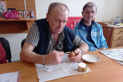 В Луцькому геріатричному пансіонаті навчали писанкарства В Луцькому геріатричному пансіонаті навчали писанкарства