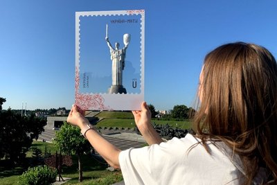 До Дня Незалежності у Києві презентували марку "Україна-мати" До Дня Незалежності у Києві презентували марку "Україна-мати"