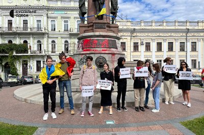 В Одесі біля пам'ятника Катерині II — акція протесту В Одесі біля пам'ятника Катерині II — акція протесту