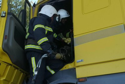 Вантажівка в'їхала у дерево: на Вінниччині в аварії загинув 55-річний чоловік Вантажівка в'їхала у дерево: на Вінниччині в аварії загинув 55-річний чоловік