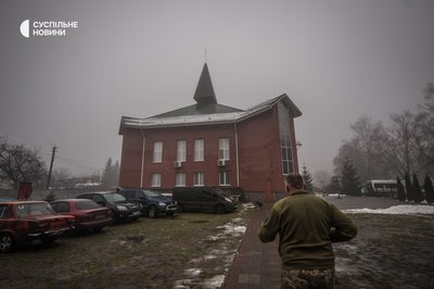 Цієї зими пастор допомагає бійцям зі свого підрозділу переходити з бойових позицій на відновлення, а також шукає для військовослужбовців житло. Місцева протестантська церква в цьому допомагає, грудень 2022 року. Цієї зими пастор допомагає бійцям зі свого підрозділу переходити з бойових позицій на відновлення, а також шукає для військовослужбовців житло. Місцева протестантська церква в цьому допомагає, грудень 2022 року.