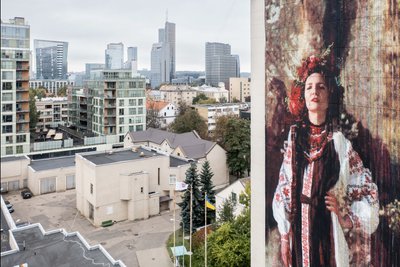 "Україні потрібна допомога, не співчуття": у Вільнюсі відкрили мурал "Незламна" із запорізькою волонтеркою