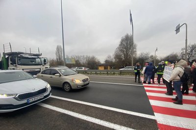Батьки учнів Бузівського академічного ліцею перекривали Житомирську трасу: причина Батьки учнів Бузівського академічного ліцею перекривали Житомирську трасу: причина