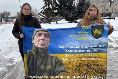У місті на Житомирщині провели акцію на підтримку полонених і зниклих безвісти з перформансом та автопробігом У місті на Житомирщині провели акцію на підтримку полонених і зниклих безвісти з перформансом та автопробігом
