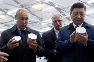 Президент Росії Володимир Путін (ліворуч) і лідер Китаю Сі Цзіньпін на виставці у Владивостоці, Росія, 11 вересня 2018 року Президент Росії Володимир Путін (ліворуч) і лідер Китаю Сі Цзіньпін на виставці у Владивостоці, Росія, 11 вересня 2018 року