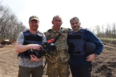 "Ми не знаємо, де тіло, чекаємо на збіг за ДНК" — дружина полеглого капітана ЗСУ із Житомирщини Анатолія Сємєнєнка "Ми не знаємо, де тіло, чекаємо на збіг за ДНК" — дружина полеглого капітана ЗСУ із Житомирщини Анатолія Сємєнєнка