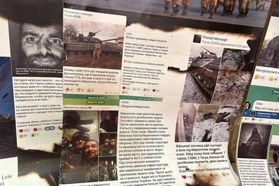 Фотографії, книжки та мистецька інсталяція про Маріуполь — у Житомирі відкрили виставку "Вежа: кроки пам’яті" Фотографії, книжки та мистецька інсталяція про Маріуполь — у Житомирі відкрили виставку "Вежа: кроки пам’яті"