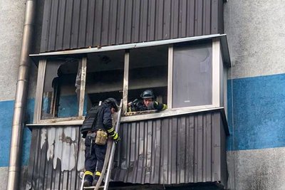 Рятувальники на балконі п'ятиповерхівки, в яку влучив російський дрон Рятувальники на балконі п'ятиповерхівки, в яку влучив російський дрон