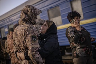 Жінка обіймає військового на вокзалі у Покровську