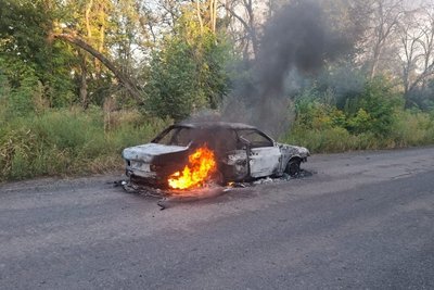 Згоріла автівка поблизу Безруків через удар російського дрона, 5 вересня 2026 року Згоріла автівка поблизу Безруків через удар російського дрона, 5 вересня 2026 року