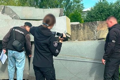 На Житомирщині посадовця держпідприємства підозрюють в продажу каменю габро під виглядом відходів На Житомирщині посадовця держпідприємства підозрюють в продажу каменю габро під виглядом відходів